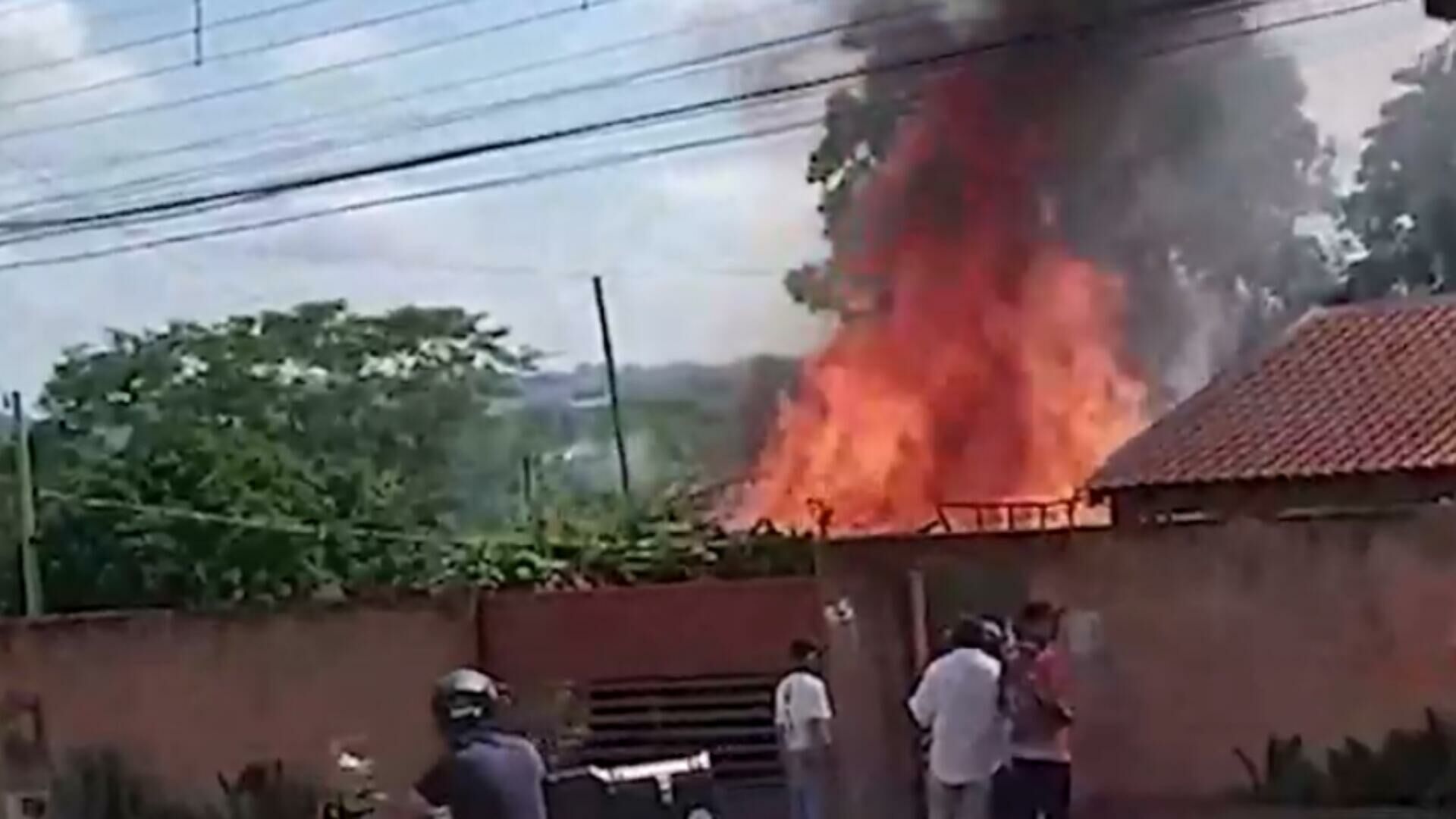Imagem de compartilhamento para o artigo Casa de madeira pega fogo em Camapuã; idoso perde tudo e vizinhos ajudam a conter chamas da MS Todo dia